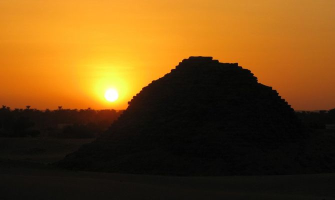 Tramonto tra le piramidi, nella Necropoli di Nuri