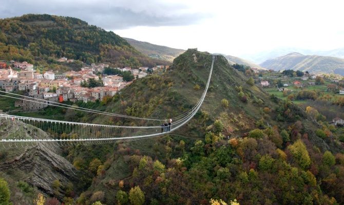 ponte tibetano basilicata sasso di castalda rocce montagna gravina adrenalina