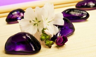 Pietre viola, fiori e bambÃ¹
