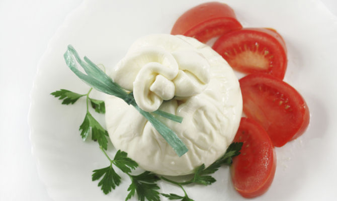 burrata di andria mozzarella pomodori piatto dall'alto