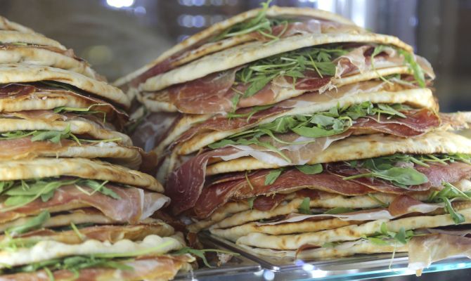 pane romagnolo farcito con salumi e formaggio