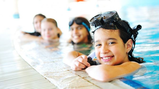bambini in piscina