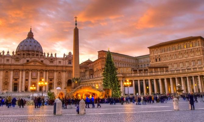 Piazza San Pietro con albero di Natale e Presepe