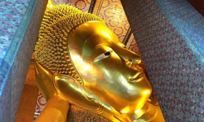 Thailandia Wat Pho Bangkok Buddha Sdraiato