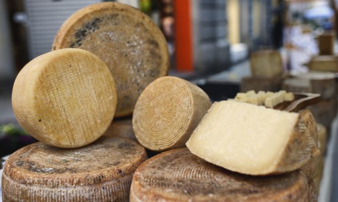 pecorino formaggio di pecora forme pile