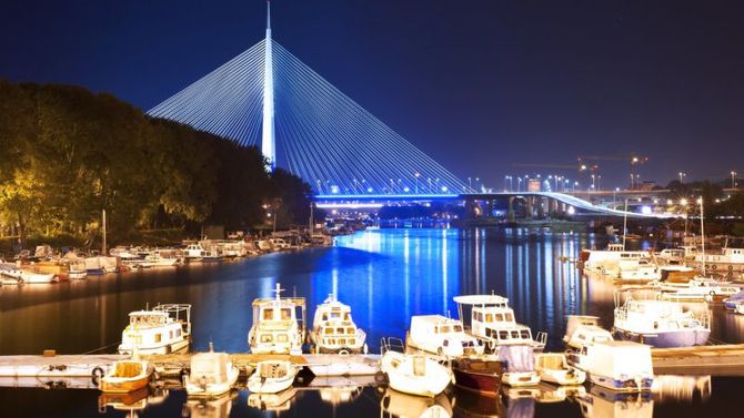 Danubio di notte a Belgrado