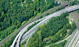 Autostrada immersa nel verde della Ruhr