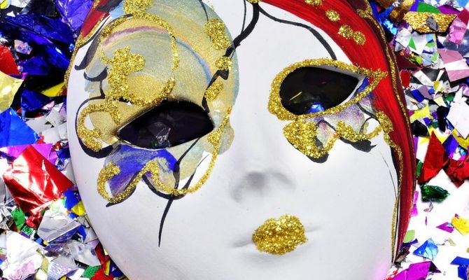 Maschera di Carnevale e coriandoli
