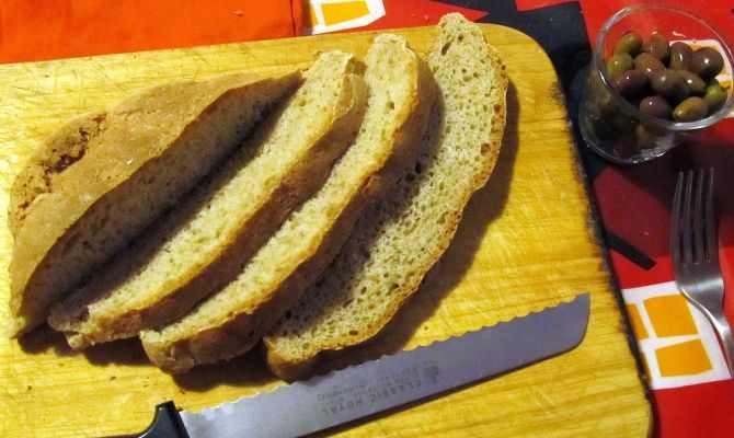 pane di triora tagliere coltello fette di pane olive italia