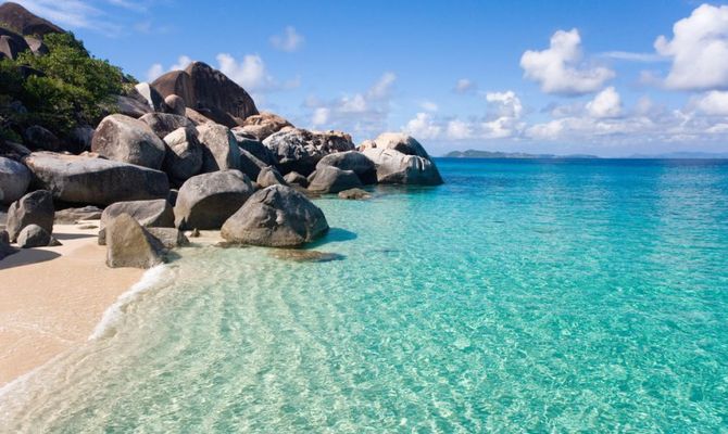 Vergini britanniche spiaggia e scogli