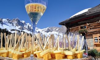 Vino bianco e formaggio in rifugio di montagna