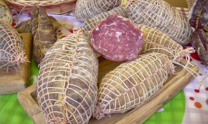 signora di conca casale salame tagliere tavolo insaccati