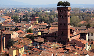 Lucca per coppie tra giardini pensili e cene romantiche