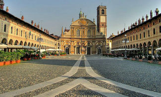Piazza Ducale: lo scenografico salotto di Vigevano