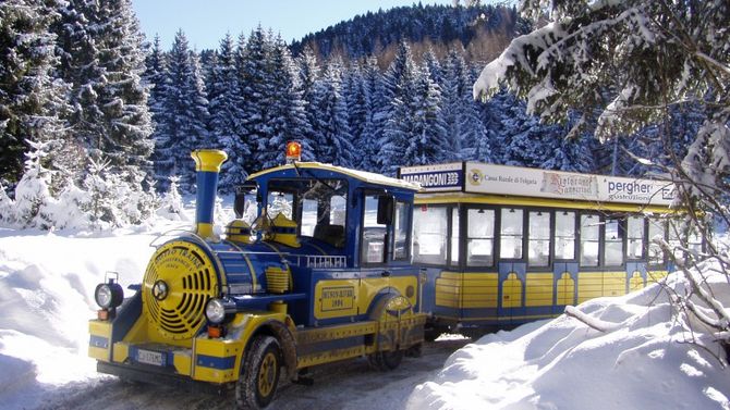 Folgaria, trenino sulla neve