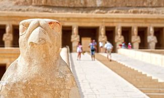 Luxor tempio della regina Hatshepsut statua del dio Horus