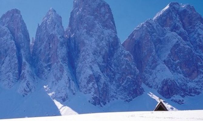 Valle Isarco profilo di montagne innevate