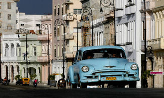 In auto lungo il Malecon di L'Avana, Cuba