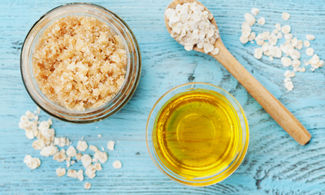Trattamento corpo farina d'avena, zucchero, miele e olio