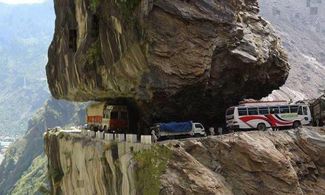 Video: India, la strada da brividi nell'Himachal Pradesh