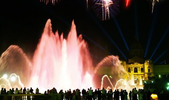 Barcellona fuochi d'artificio davanti la Montjuic Fountain