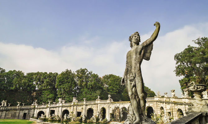 Una fontana nei Giardini della Reggia di Caserta | Foto: ELEPHOTOS / Shutterstock.com