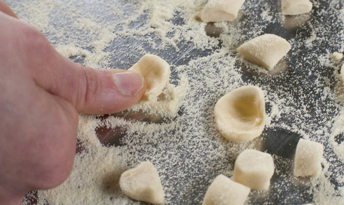 orecchiette pasta fresca lavorazione pasta pastificio<br>