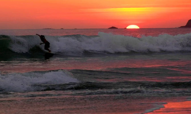 Surf al tramonto sulla spiaggia del Manuel Antonio National Park, Costarica