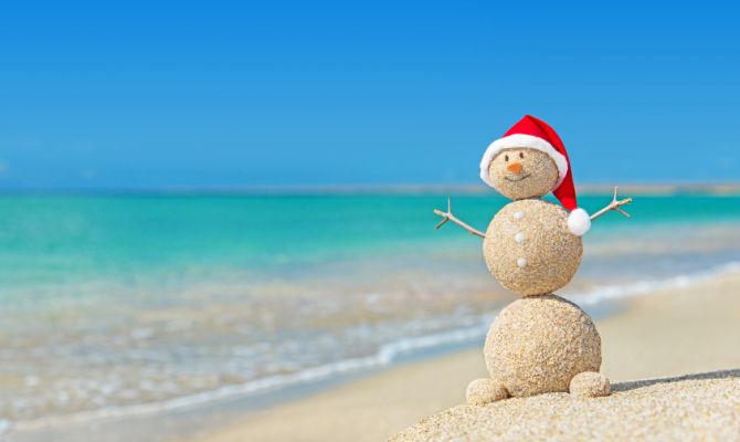 Pupazzo di Natale in spiaggia