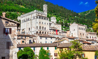 Gubbio, perché è la 'città dei matti'? 