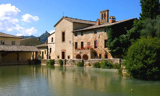 Bagno Vignoni, romantico borgo termale