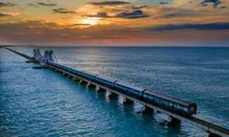 Video: Chennai Express, il treno sopra il mare!