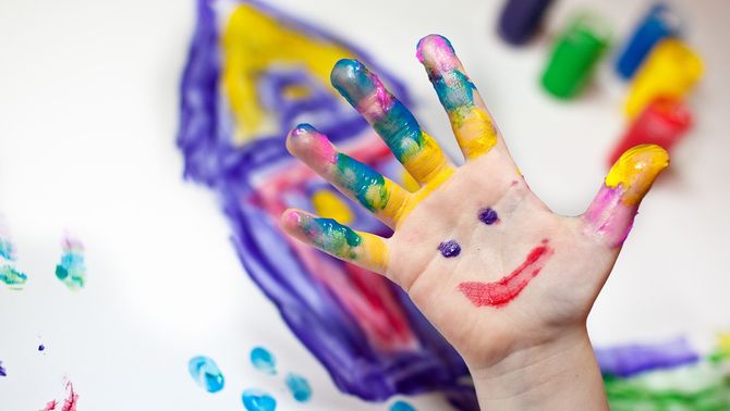 Mano di bimbo colorata