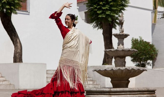 Donna coi tipici abiti da flamenco