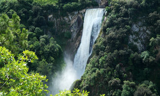 Cascate dell'Aniene tra boschi e antiche rovine