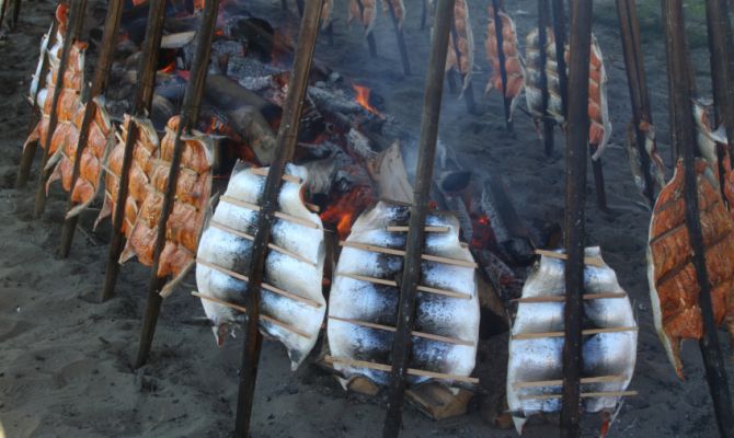 cottura pesce all'aperto, salmone, Alaska