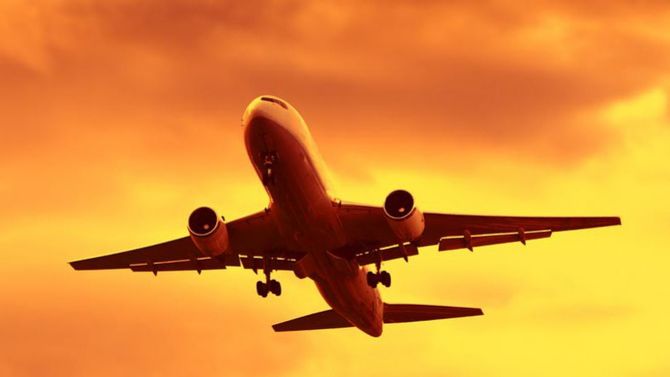 Aereo al tramonto