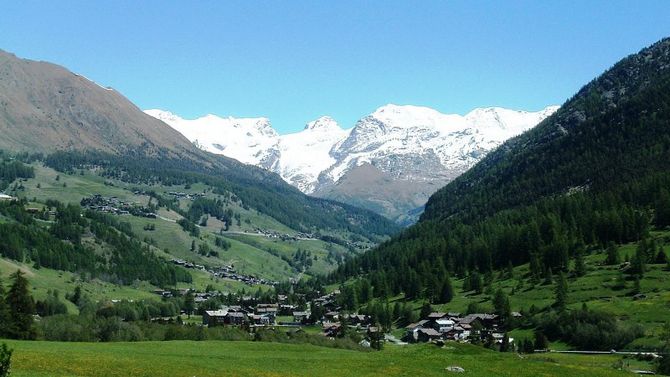 Sabot di legno in Valle di Ayas foto