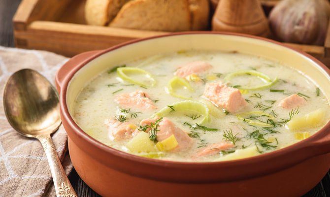 Zuppa con vegetali e salmone