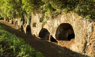 Tuscia: 64 tombe rupestri da scoprire a Sutri