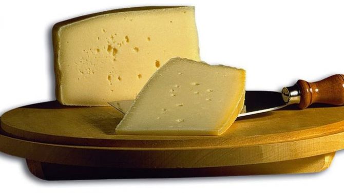 Formaggio Montasio dop foto