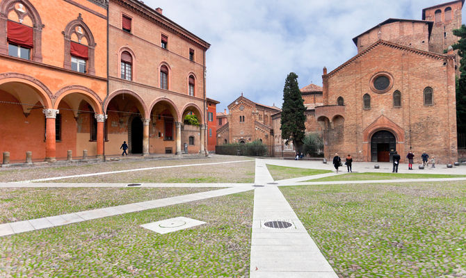 La Piazza di Santo Stefano abbraccia un complesso di antichi edifici religiosi detto le Sette Chiese, Bologna | Foto: vvoe