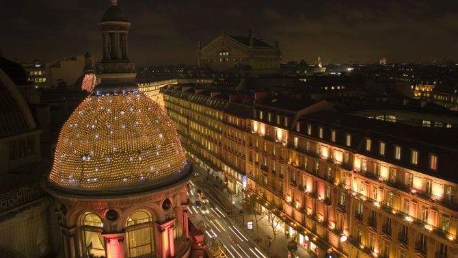 Parigi strada illuminata a festa