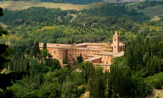 Monte Oliveto Maggiore, l’abbazia nascosta dai cipressi