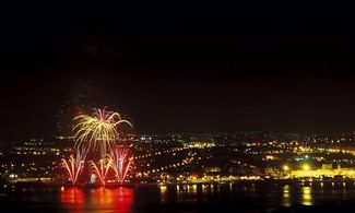 Lisbona fuochi d'artificio sul fiume Tago