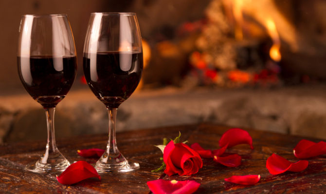 Cena romantica con vino rosso