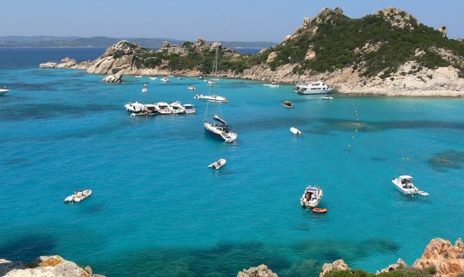 Barche nel mare della Sardegna