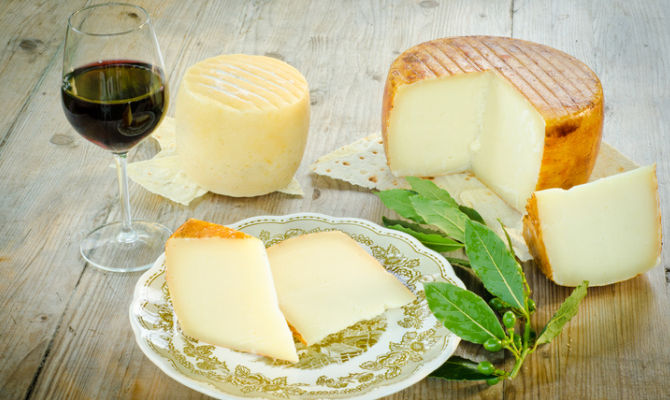 Forme e fette di pecorino