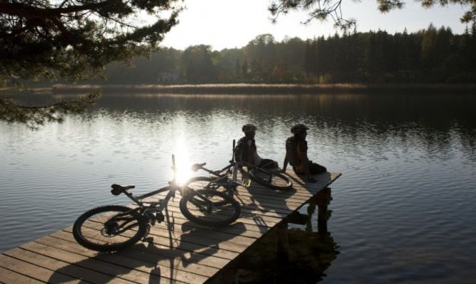 Biciclette sul lago al tramonto