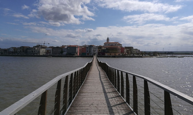 Ponte pedonale sul Lago di Lesina
